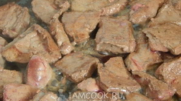 печень свиная жареная с луком и морковью
