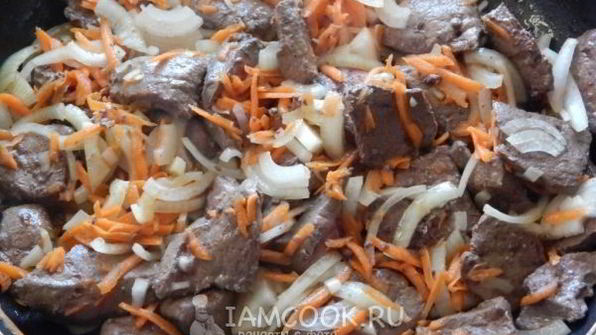 печень свиная жареная с луком и морковью