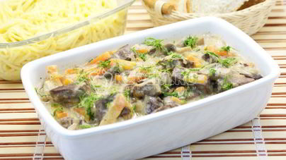 Печень тушеная с грибами