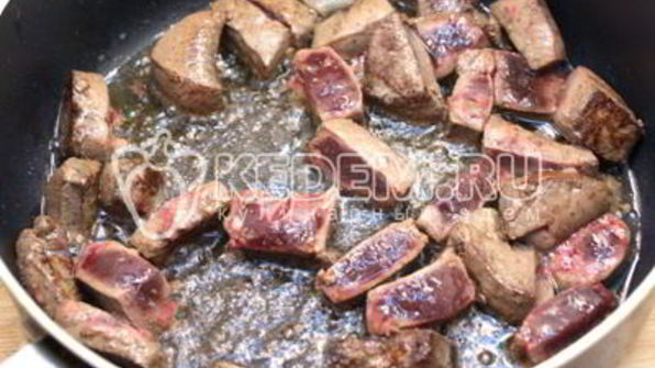 печень тушеная с грибами