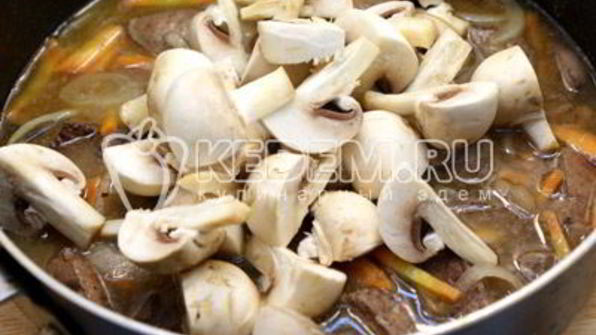 печень тушеная с грибами