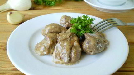 Печень, тушеная в сметане