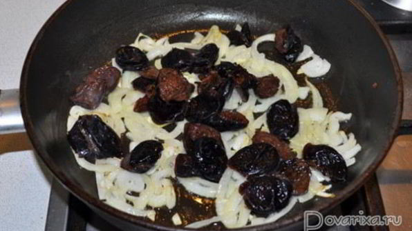 печень в томатном соусе с черносливом