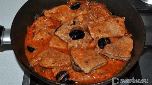 печень в томатном соусе с черносливом