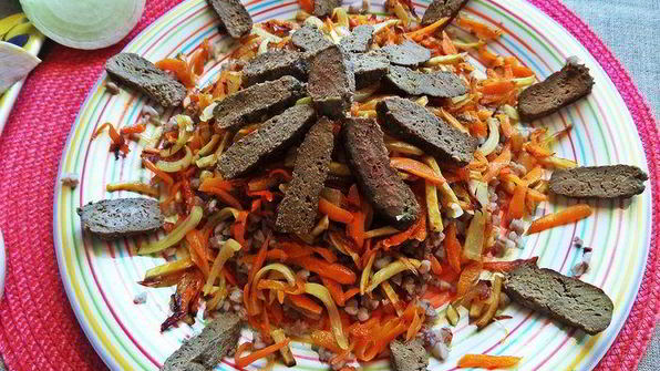 печенка с овощами и гречкой