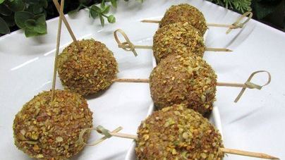 Печеночные шарики с жареным луком в фисташках