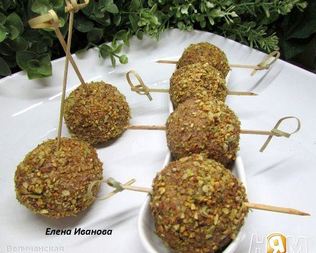 Печеночные шарики с жареным луком в фисташках