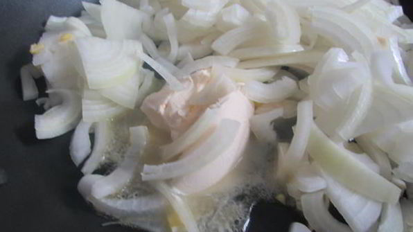 печеночные шарики с жареным луком в фисташках