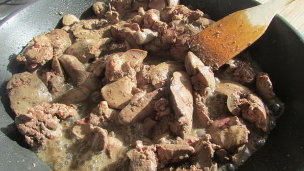 печеночные шарики с жареным луком в фисташках