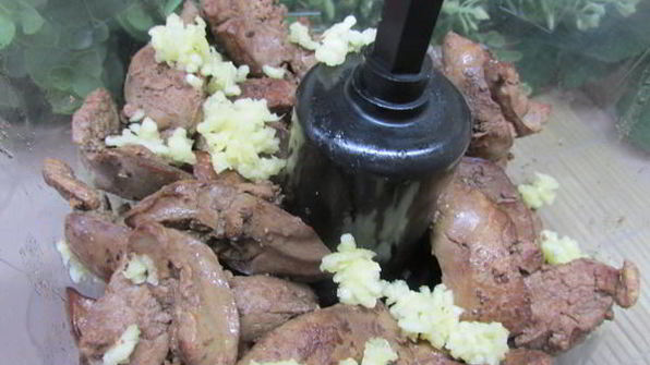 печеночные шарики с жареным луком в фисташках