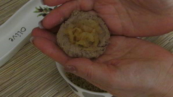 печеночные шарики с жареным луком в фисташках