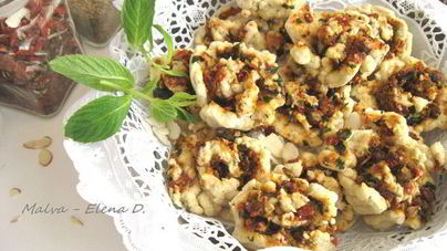 Сырное печенье с песто из помидоров, оливок и зелени