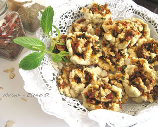 Сырное печенье с песто из помидоров, оливок и зелени