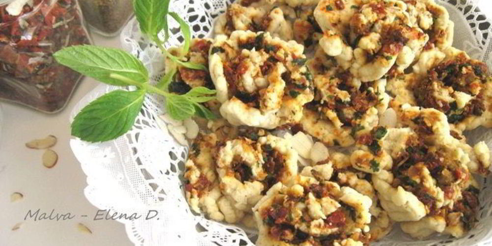 Рецепт сырное печенье с песто из помидоров, оливок и зелени