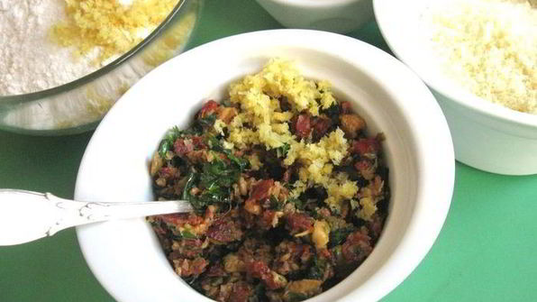 сырное печенье с песто из помидоров, оливок и зелени