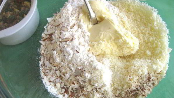 сырное печенье с песто из помидоров, оливок и зелени