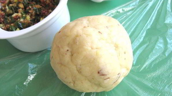 сырное печенье с песто из помидоров, оливок и зелени