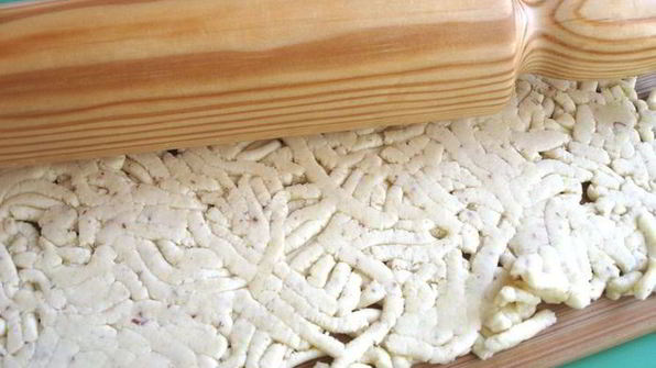 сырное печенье с песто из помидоров, оливок и зелени