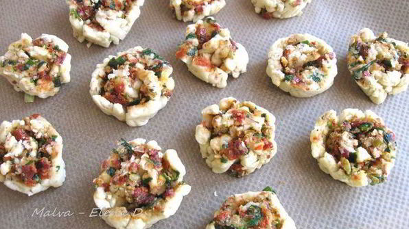 сырное печенье с песто из помидоров, оливок и зелени