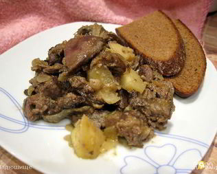 Тушеная куриная печень с яблоками