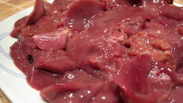 тушеная куриная печень с яблоками