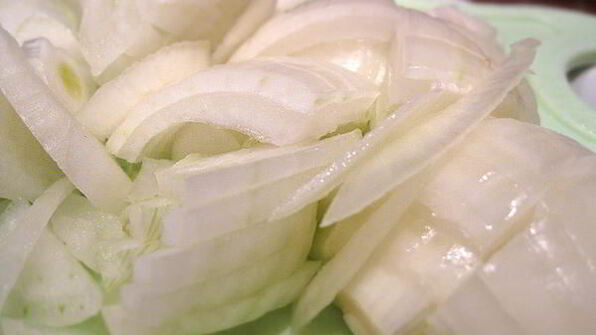 тушеная куриная печень с яблоками