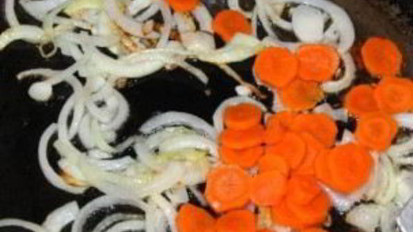 тушеная печень с луком и морковью