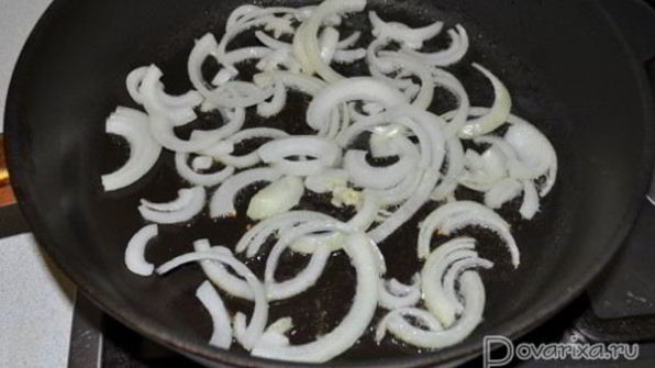 жареная куриная печень с луком