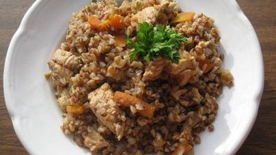 Гречневый плов с курицей и сельдереем