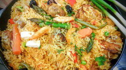 Паэлья с курицей и морепродуктами