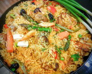 Паэлья с курицей и морепродуктами