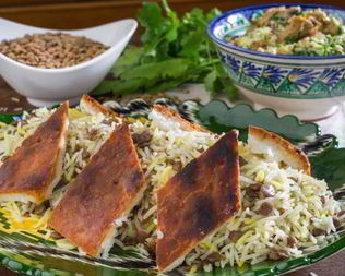 Плов с обжаренной в яйце курицей и чечевицей Чихыртма