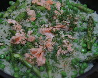 Весенний плов с семгой и спаржей