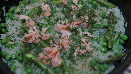 Весенний плов с семгой и спаржей