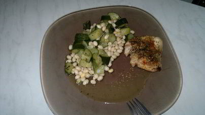 Белая фасоль с рагу из цукини и запеченное в духовке куриное бедро с шалфеем