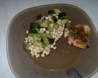 Белая фасоль с рагу из цукини и запеченное в духовке куриное бедро с шалфеем