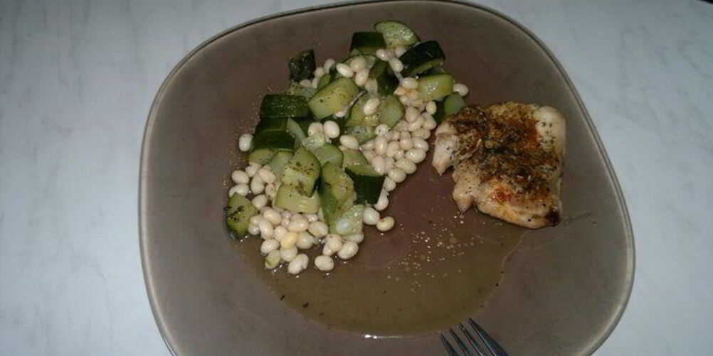 Рецепт белая фасоль с рагу из цукини и запеченное в духовке куриное бедро с шалфеем