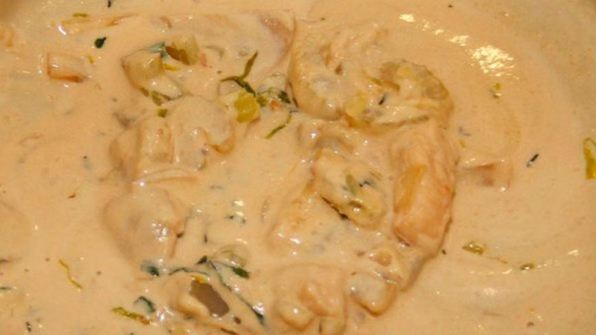 фрикасе из индейки и сельдерея на топленом молоке под сырной корочкой