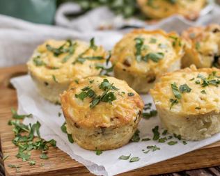 Картофельные маффины с мясным рагу под сырной корочкой