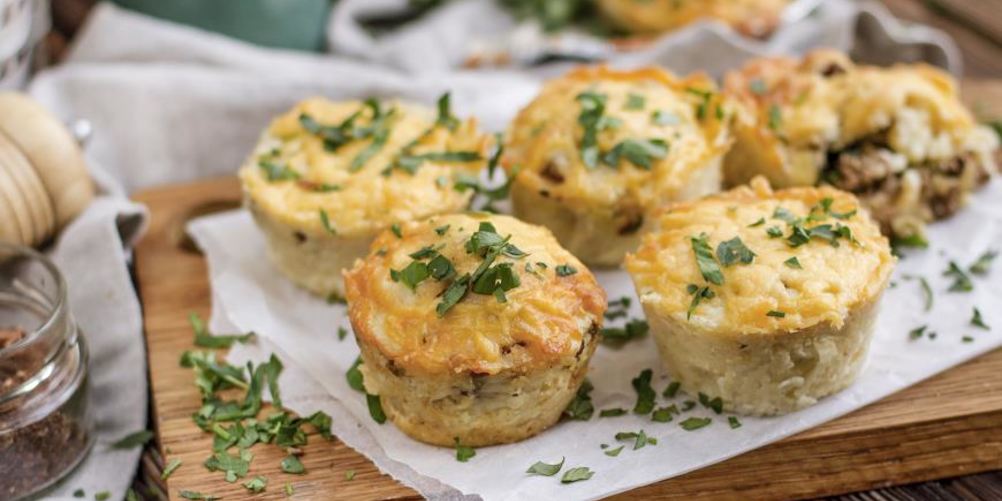 Рецепт картофельные маффины с мясным рагу под сырной корочкой