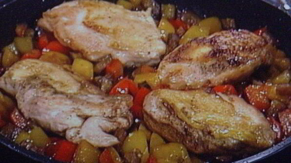 куриное филе с овощным рагу под бальзамическим соусом