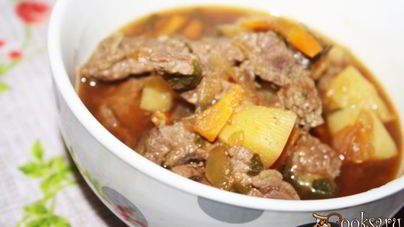 Летнее рагу с говядиной и печеными овощами с ароматом дымка