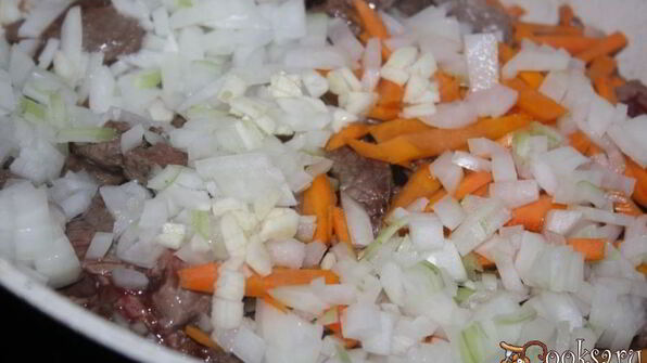 летнее рагу с говядиной и печеными овощами с ароматом дымка