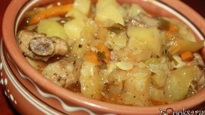 Летнее рагу со свининой и зеленым горошком в стручках и свежими овощами