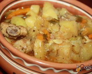 Летнее рагу со свининой и зеленым горошком в стручках и свежими овощами