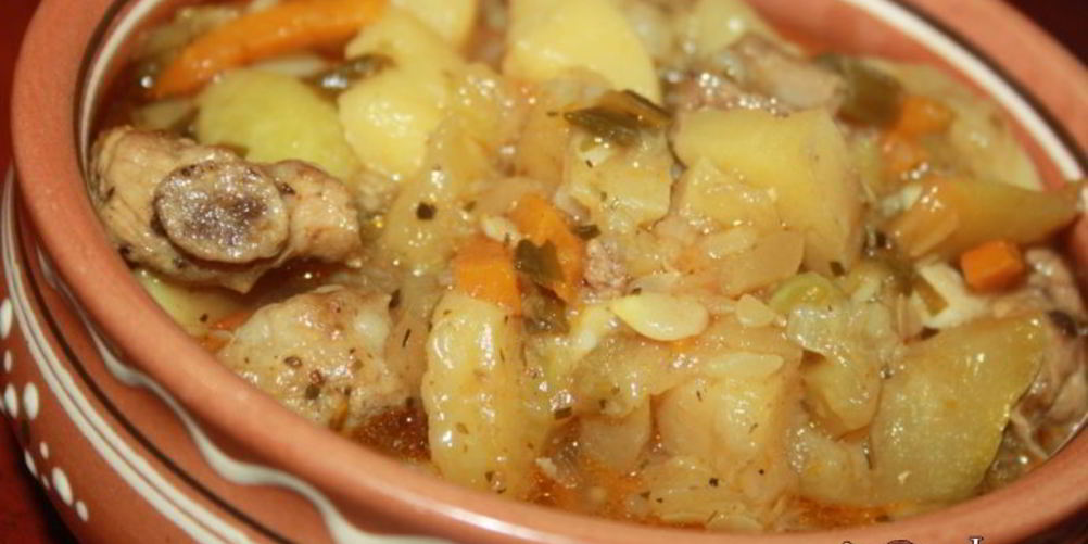 Рецепт летнее рагу со свининой и зеленым горошком в стручках и свежими овощами