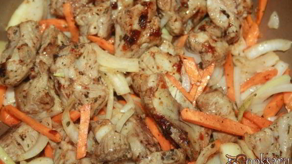 летнее рагу со свининой и зеленым горошком в стручках и свежими овощами