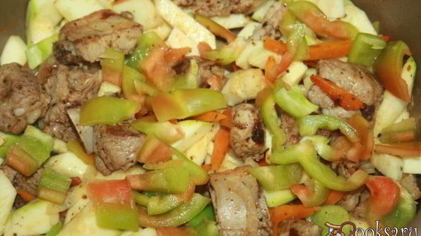 летнее рагу со свининой и зеленым горошком в стручках и свежими овощами