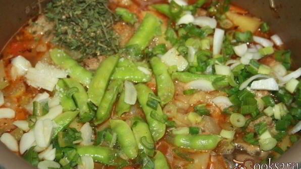 летнее рагу со свининой и зеленым горошком в стручках и свежими овощами