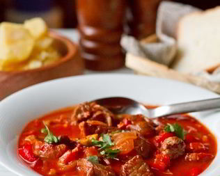 Мясное рагу из говядины со сладким перцем